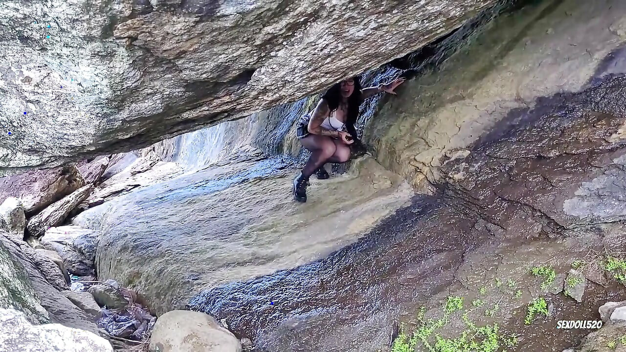 迷失的女孩从陌生人嘴里拿牛奶.