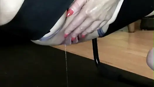 Istri amatir ini lagi asik mainin memeknya pakai minyak, ngentot kontol sampai dicrot di dalam