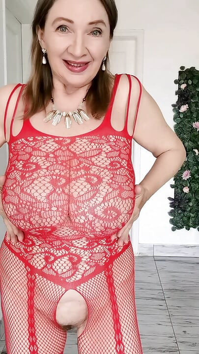 Bunicuță obraznică cu țâțe uriașe lăsate tachinând