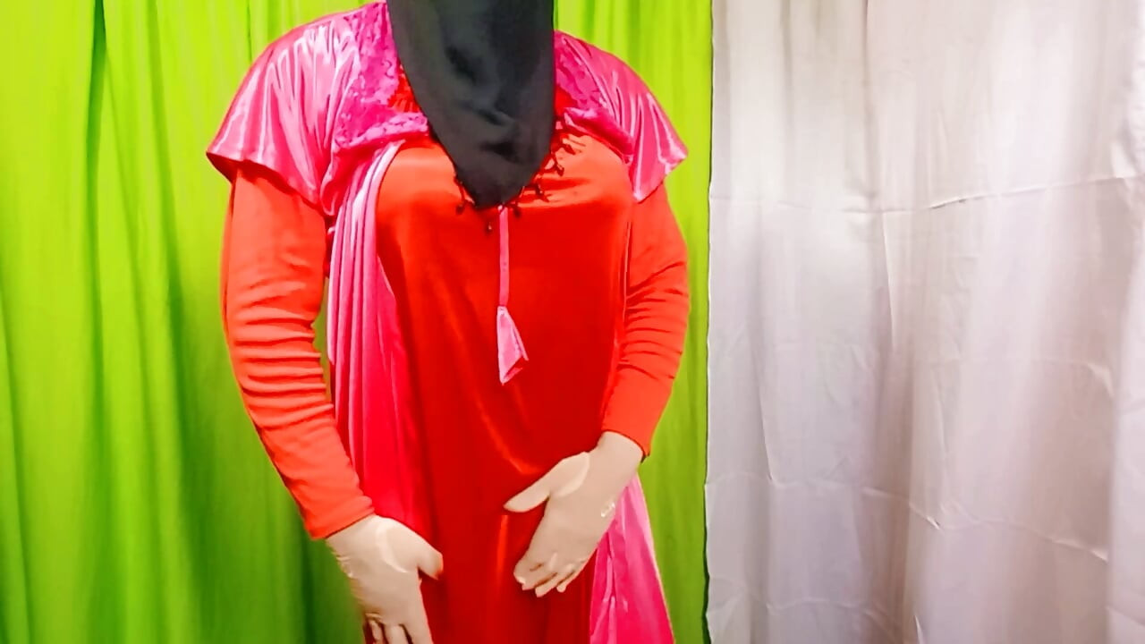 אישה יפה בנגלית ממלאת מיץ שפיך מאחור