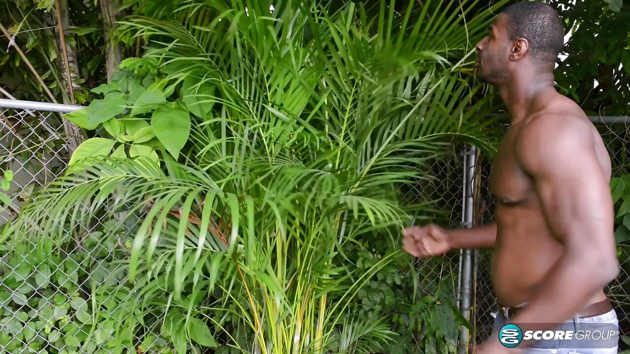 Esposa y mamá Zoraya Mora se folla a su jardinero de gran polla