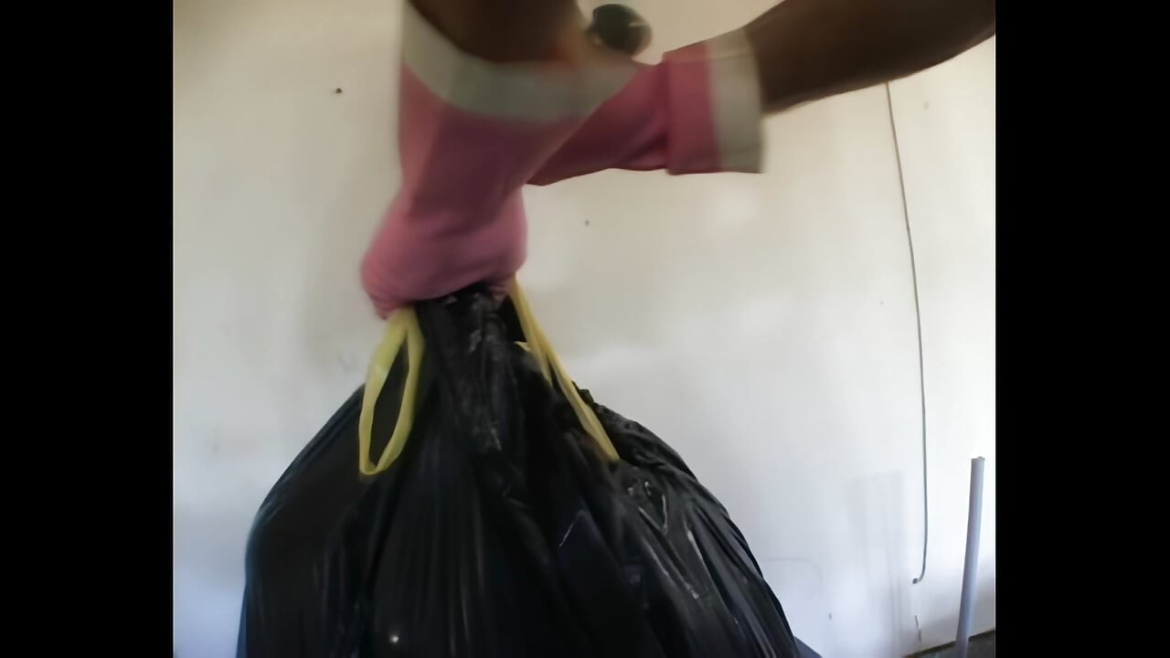 Poppy Morgan prima veliki tvrdi kurac u svoju malu guzicu!