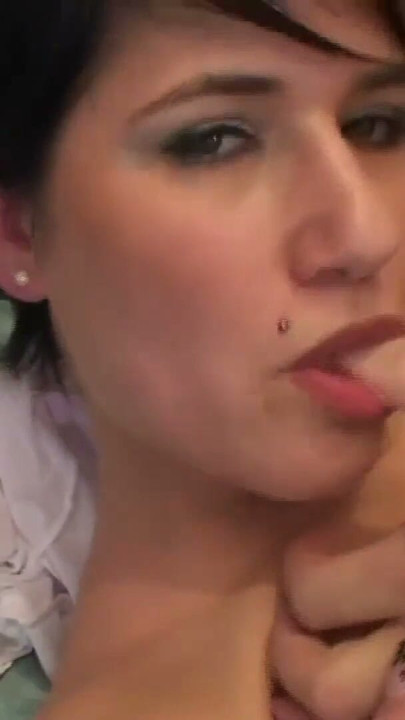 Junge Milf wird extrem gefistet | Clip 1