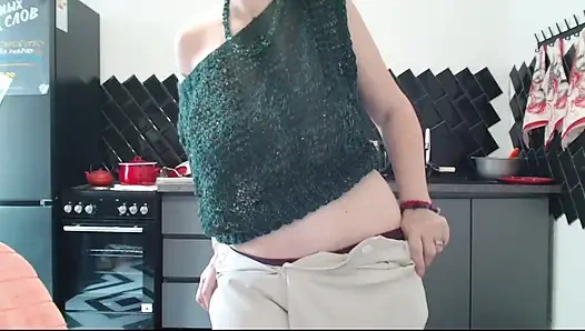 Auf die Brüste zu spucken fließt zu der behaarten Muschi