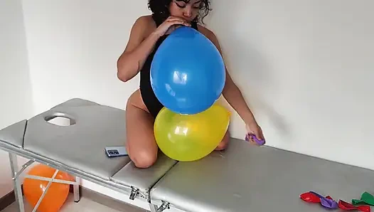 Zierliche latina Looner bekommt bunte ballon-therapiemassage