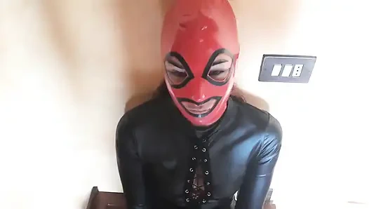 Laura dengan sepatu hak tinggi mengenakan bodi kulit, sepatu bot sambil berlutut dan stoking. Blowjob kasar dan creampie besar. Video lengkap