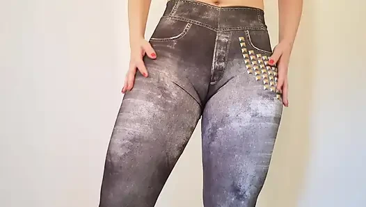 Gadis panas mencoba legging kebugaran