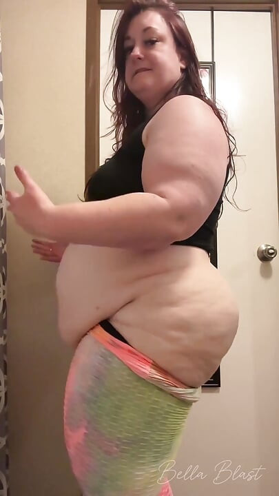 Sacudiendo la barriga y chorros de pedos burbujeantes por Bella Blast