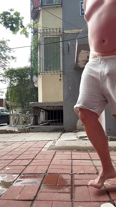 Goli pas na javnom mjestu