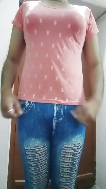 مثلي الجنس الهندي متحول جنسيا Gaurisissy حقيقي محلي الصنع XXX الجنس في تي شيرت وردي ولباس ضيق أزرق