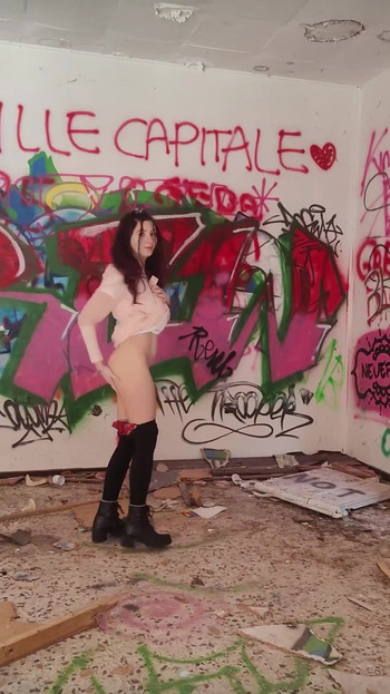 PornoVLOG - Italian amateur in abandoned location | Clip 2