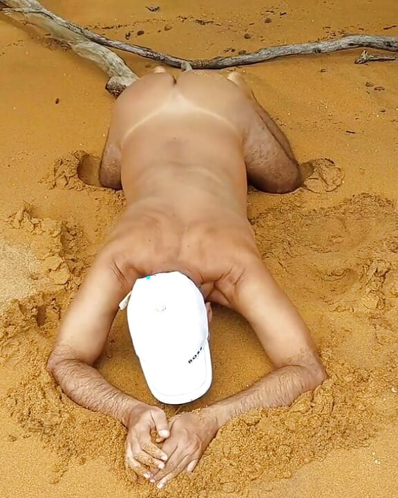 Ladysilva se expune goală pe plajă