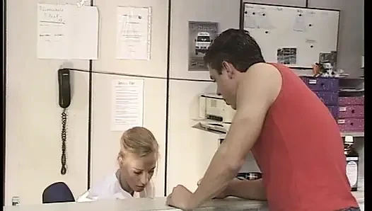 Erstklassige blonde deutsche krankenschwester fistet und fistet auf dem klinikboden