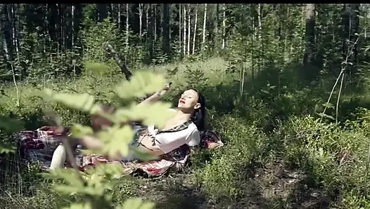 Sanktor - tante semok masturbasi sendirian di hutan