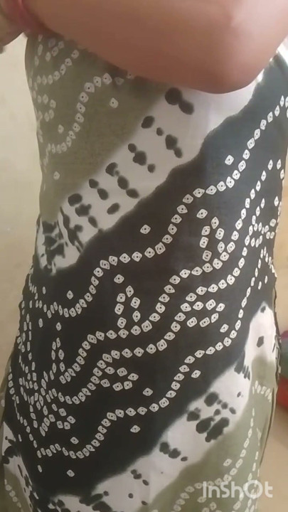 Akeli bhabhi ke kapde utare aur boobs bhi dabaya