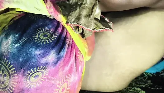 Wasser fiel in die muschi, als sie einen finger in ihre muschi steckte.