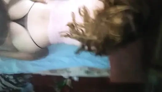 Aku lagi asik muasin memekku pakai gaun pink doggy sambil pakai celana dalam thongku