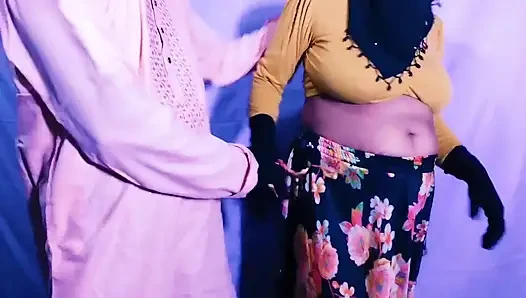 Suamiku lagi nggak di rumah, aku minta abang iparku untuk ngentot sama aku