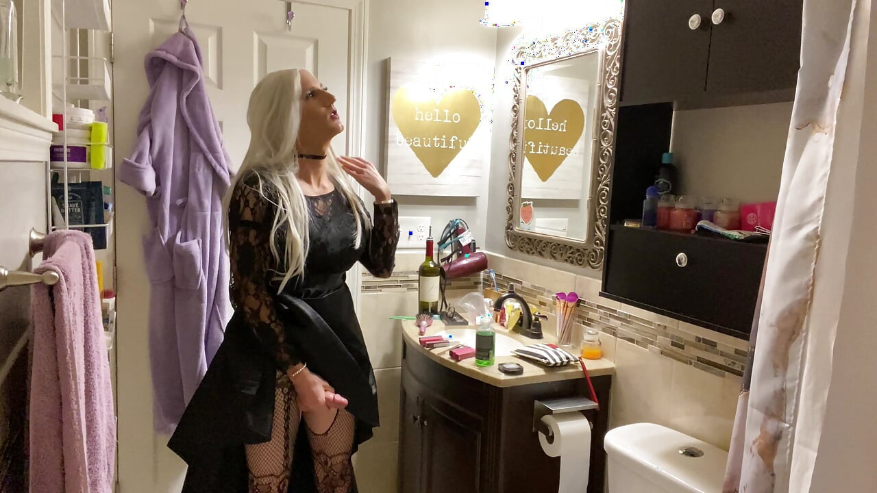 Un travesti en émo enfile un plug anal et se branle