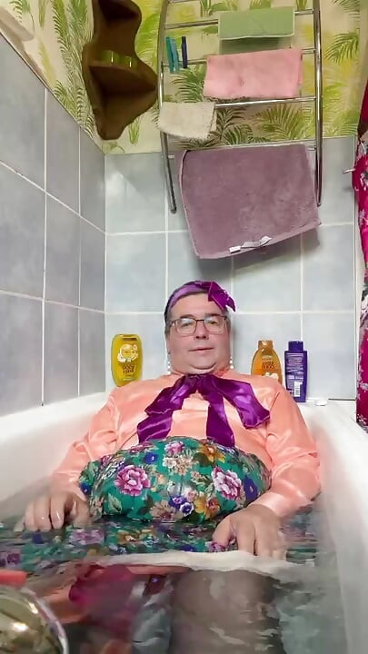 U vintage odjeći sobarice za kupanje potpuno odjevena