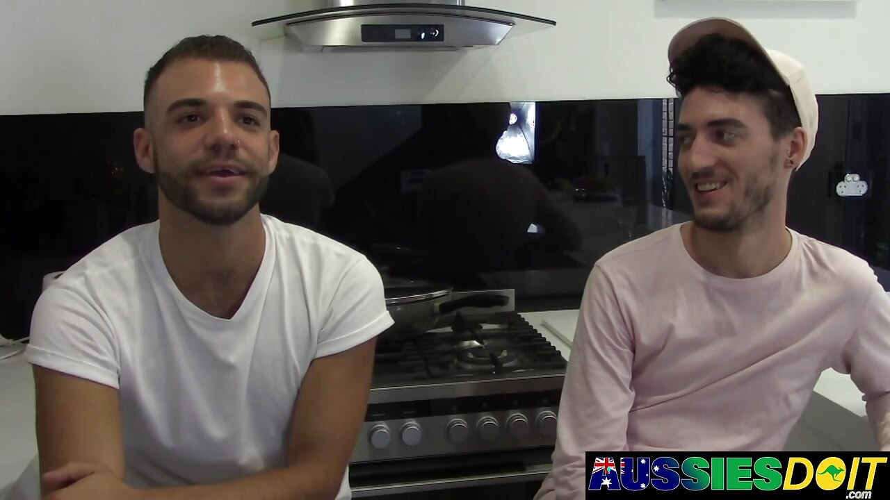 欲求不満のオーストラリア人、ザビエルとルイスがお互いのチンコを喜ばせる