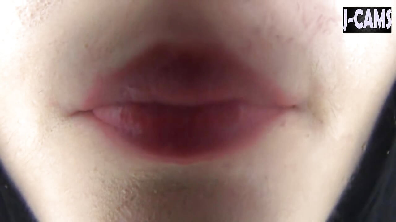 Lengua de seda se desliza lentamente con labios brillantes goteando pura tentación - clip3