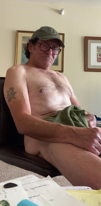ただの男と彼のペニス。

自分で言うなら、私は自分のチンポが本当に好きです。 高々。元恋人が正しかったのかもしれません。もっと大きいです。