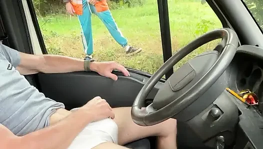 Otoparkta bir kamyonda süper ateşli bir adam