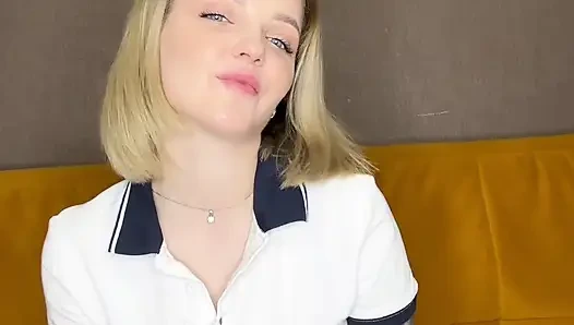 Freches tätowiertes college-mädchen spreizt und fingert ihre triefnasse muschi