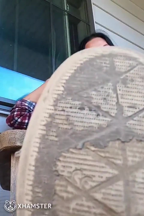 Yüzü tükürüyor ve spor ayakkabımın altında eziliyor (ışık sönüyor!) POV!!
