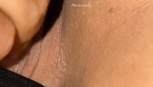 CUCKOLD LÄSST SEINE FRAU ALLEIN, WÄHREND ER ARBEITET ICH GEHE ZU SEINEM HAUS, UM DIE FRAU ZU FICKEN