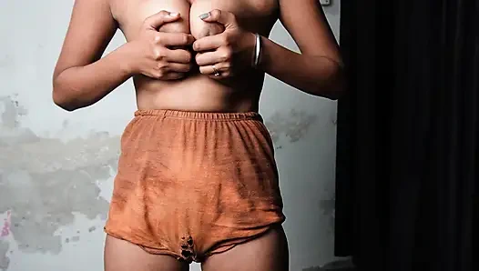 Desi güzel bir ev hanımı iki adamla sikişiyor, emiyor