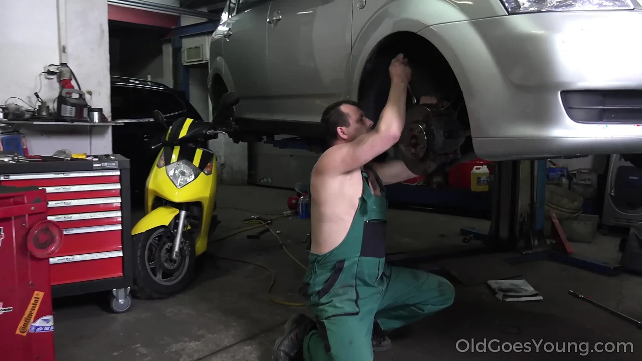 Mechanic Polishes Beautiful Babe's Face with Fresh Sperm