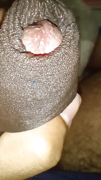 Чоловік мастурбує в своєму ліжку