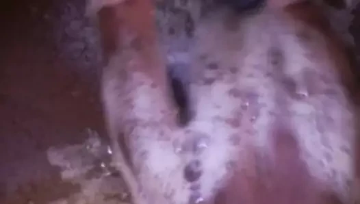 Siyah götünü parmaklıyor