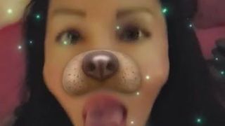 Snapchat latina chupando aquele d com o filtro de cachorro