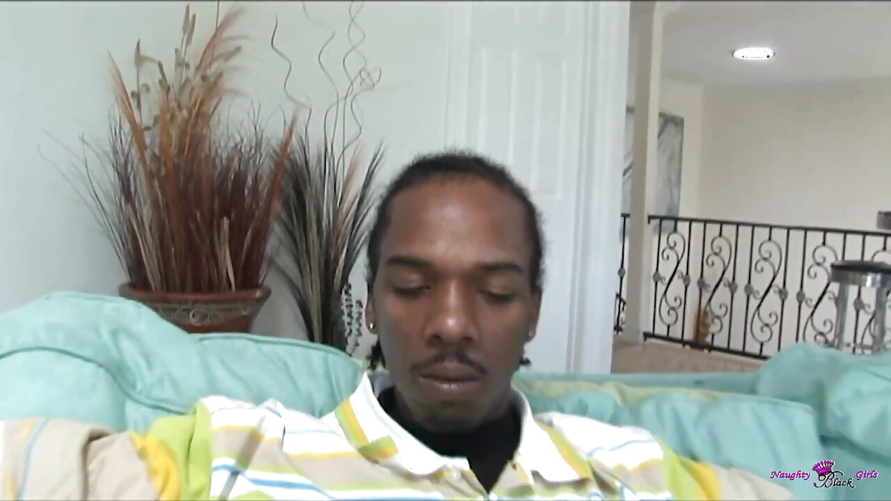 Spry Tia Sweets satisfaz suas curiosidades e testa o poder da BBC em sua cavidade anal.