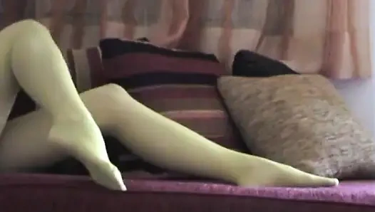 Расслабление в желтых колготках