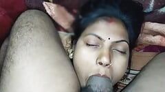 Éjaculation dans la bouche. Une bhabhi mange du sperme