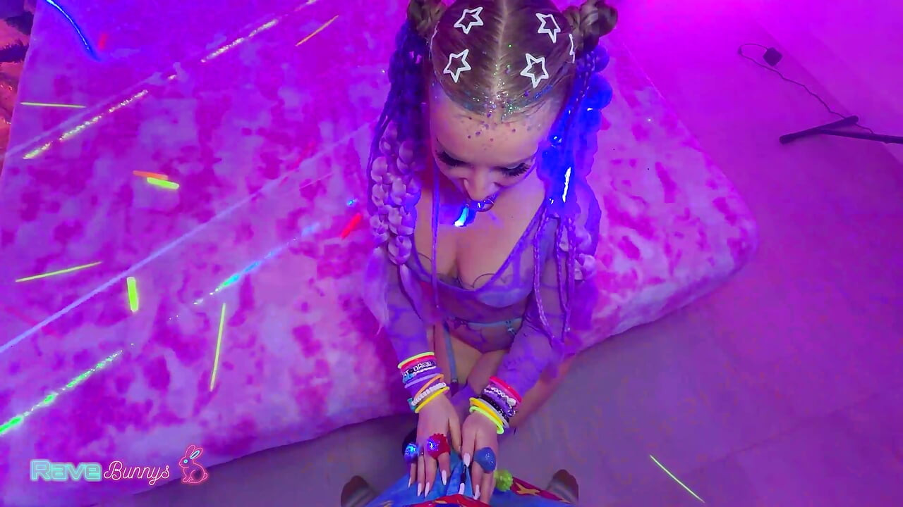 Błyszcząca Alexandra Quintezz zabiera Briana głęboko w oświetlonym laserowo pokoju!