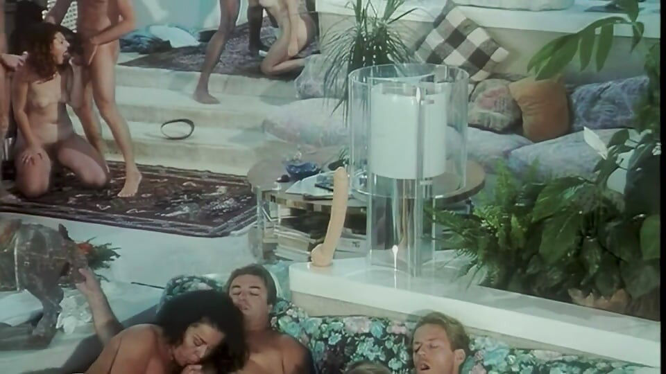 モアナと彼女の友人たちが激しい乱交を繰り広げる様子