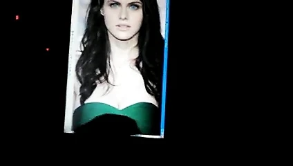Alexandra Daddario boşalıyor