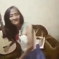 Abuela bailando (no desnudos)