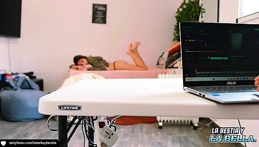 Aku dientot habis-habisan sama pacarku di meja kerja sampai crot di dalam