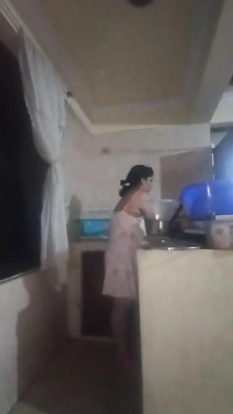 老板来到厨房操我, 他的鸡巴让我兴奋