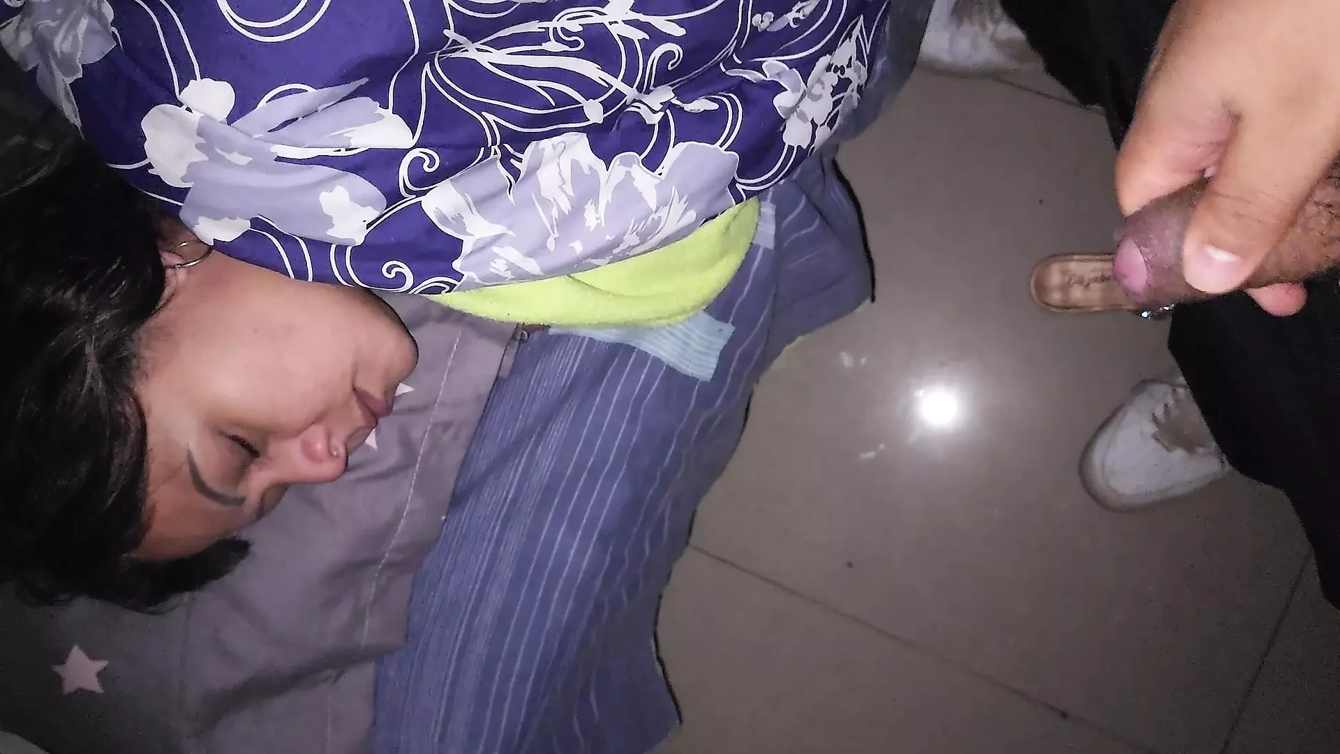 Je trouve ma belle-mère au repos dans ma chambre