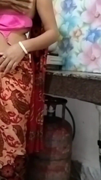 Nezaboravan trenutak iz filma "Nebesko plava indijska žena u sareeju jebe se s kuhinjom u devar ke saath"