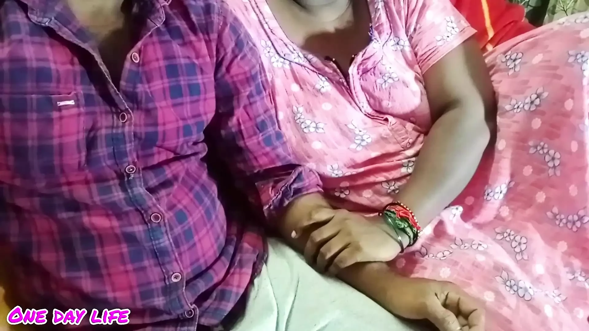 Tamil evli kadın kocasını aldatıyor ve eski erkek arkadaşıyla seks yapıyor ve aniden kocası geliyor