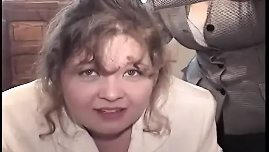 Olgun orta yaşlı seksi kadın büyük zenci yarağını içine alıyor ve döl damlıyor