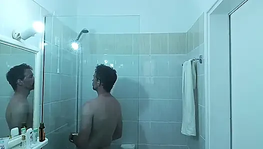 Duşta yalnızım, küçük olan yakalandı!